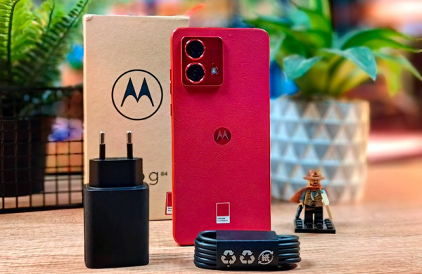 Обзор Motorola Moto G84: смартфона по бюджету с хорошим дисплеем и аккумулятором