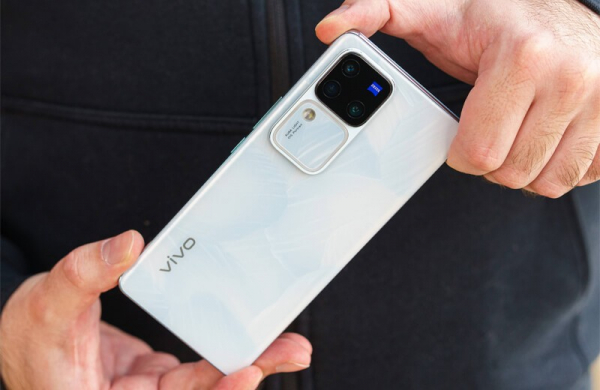 Обзор Vivo V30 Pro: достойного смартфона для съёмки фото с подсветкой Aura Light