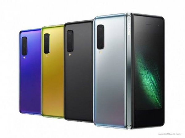 Чехол для Samsung Galaxy Fold стоит 8 тысяч рублей